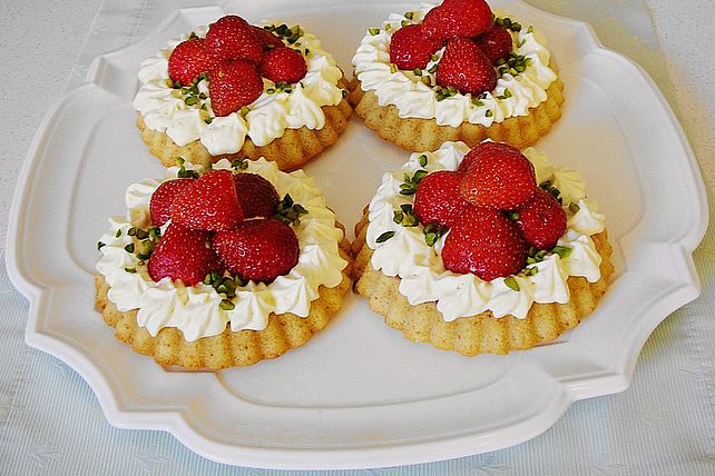Erdbeertörtchen mit Marzipan und Amarettosahne von Christine_R| Chefkoch