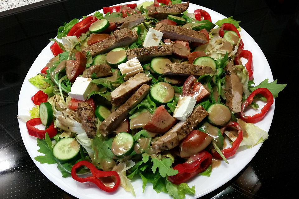 Bunter Salat mit Schnitzelstreifen in Pesto - Marinade