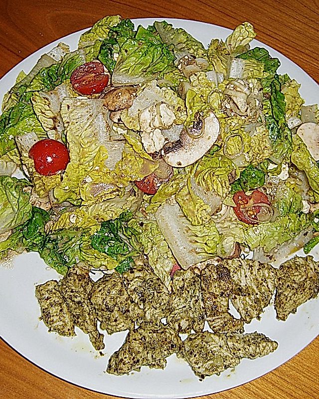 Bunter Salat mit Schnitzelstreifen in Pesto - Marinade