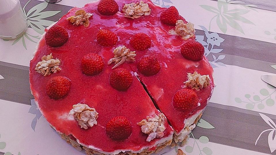 Knuspertorte mit Erdbeeren, Cornflakes von weihnachtsmaus Knuspertorte mit Erdbeeren, Cornflakes von weihnachtsmaus