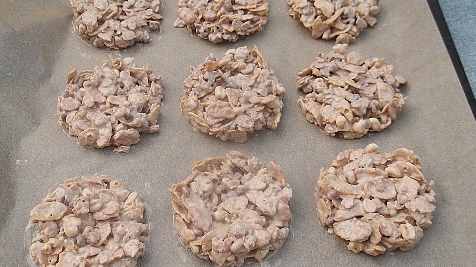 Knuspertorte mit Erdbeeren, Cornflakes von weihnachtsmaus Knuspertorte mit Erdbeeren, Cornflakes von weihnachtsmaus