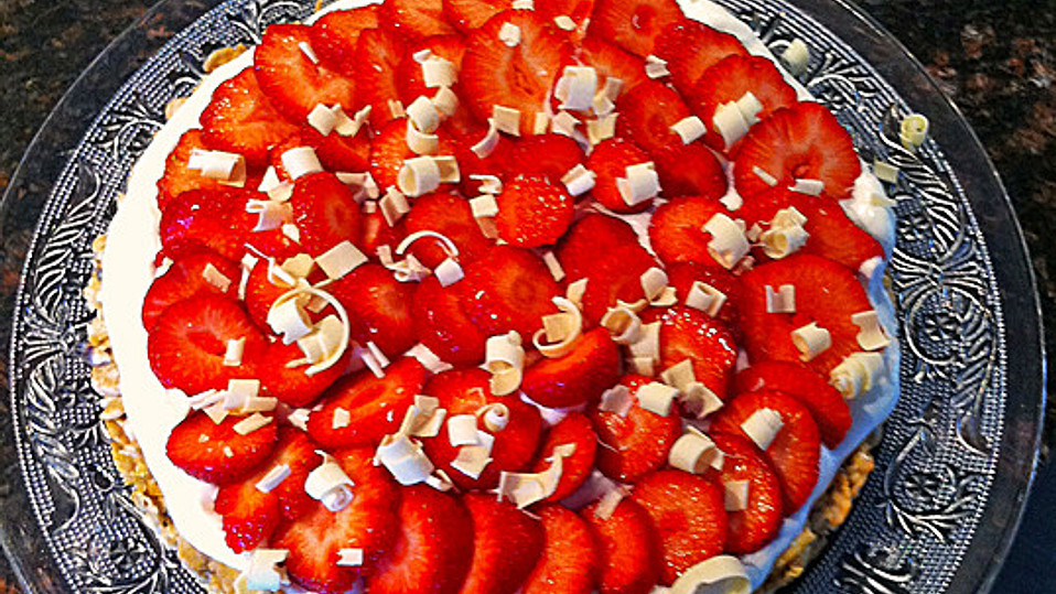 Knuspertorte mit Erdbeeren, Cornflakes von weihnachtsmaus Knuspertorte mit Erdbeeren, Cornflakes von weihnachtsmaus