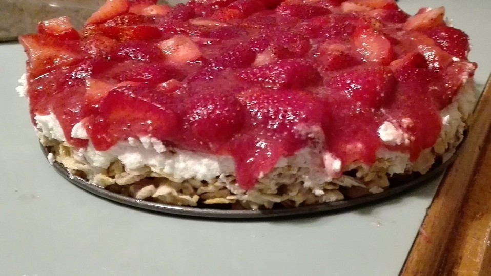 Knuspertorte mit Erdbeeren, Cornflakes von weihnachtsmaus Knuspertorte mit Erdbeeren, Cornflakes von weihnachtsmaus