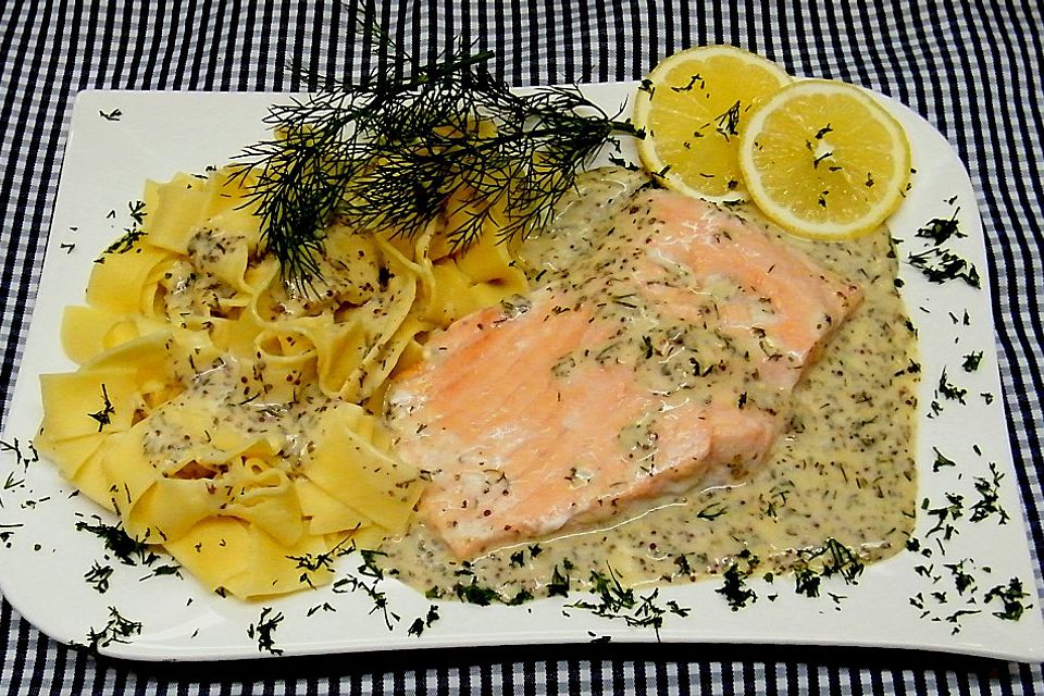 Lachsfilet gedünstet an Dill - Senfsauce