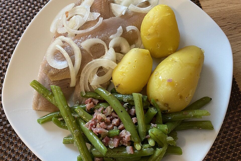 Matjesfilet mit Pellkartoffeln und grünen Bohnen mit Speck