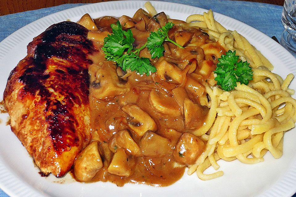 Hähnchenbrust in heller Sauce mit Nudeln