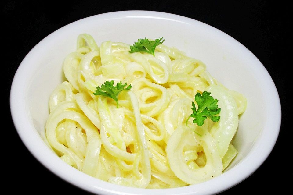 Zwiebelsalat mit Mayo