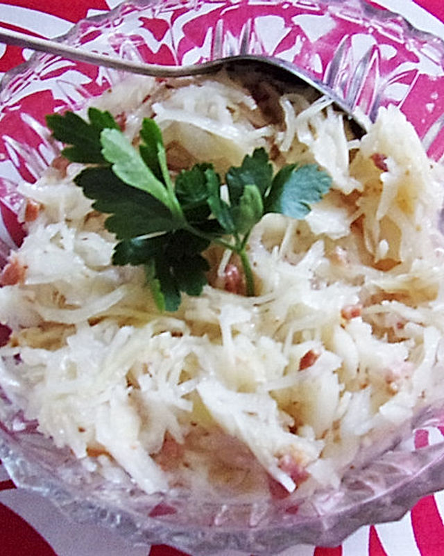 Krautsalat aus gekochtem Weißkraut mit Speck