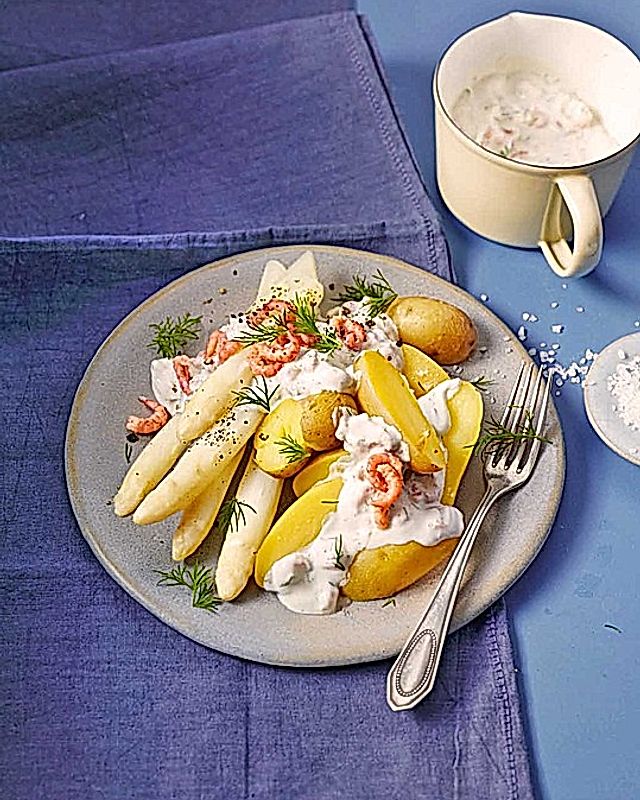 Spargel mit Nordseekrabbensauce und jungen Kartoffeln