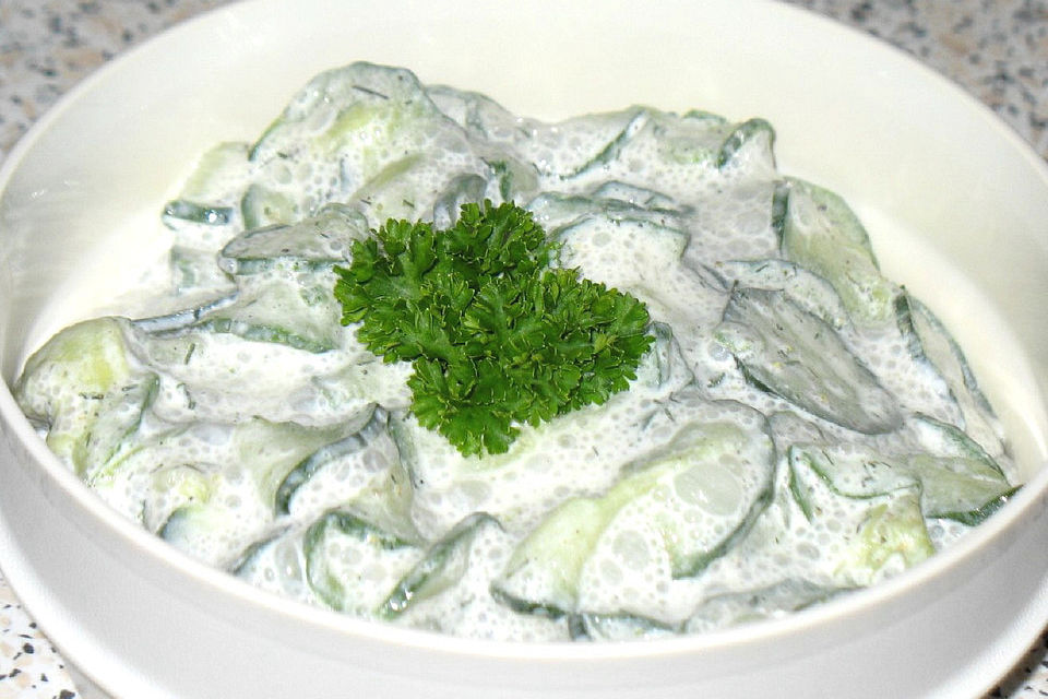Gurkensalat mit Schmanddressing Gurkensalat mit Schmanddressing
