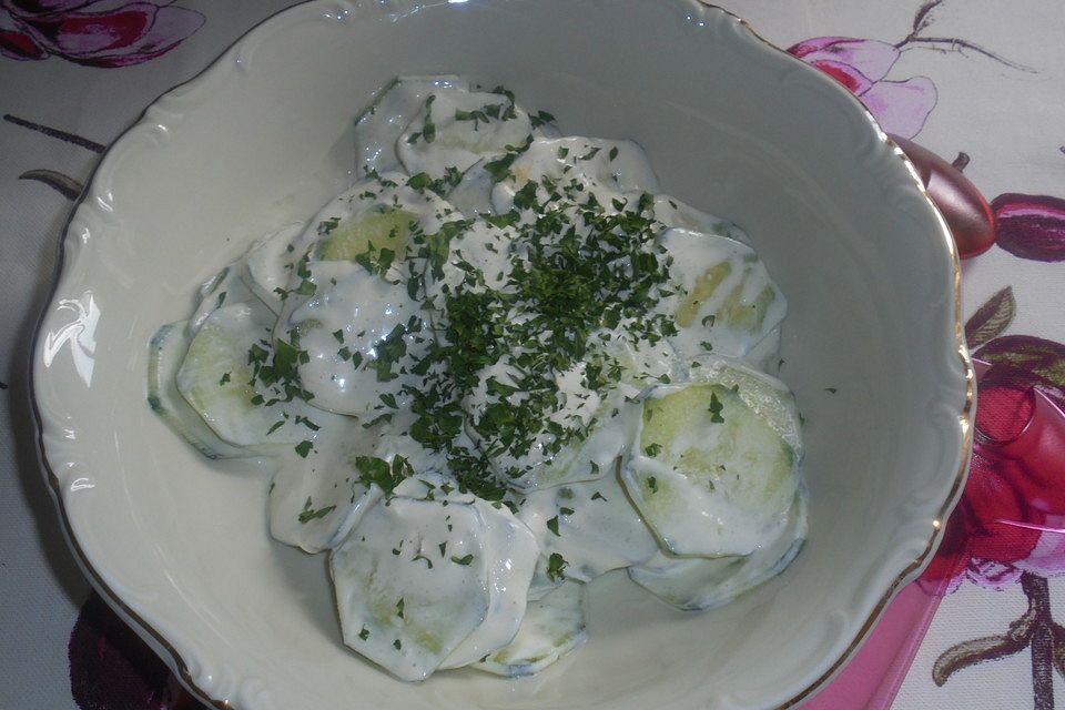 Gurkensalat mit Schmanddressing Gurkensalat mit Schmanddressing