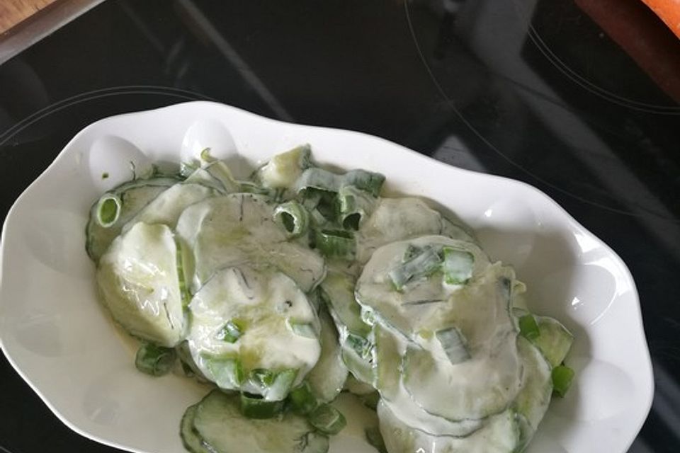Gurkensalat mit Schmanddressing Gurkensalat mit Schmanddressing