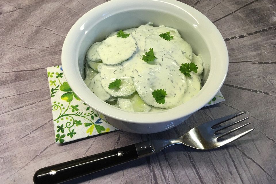 Gurkensalat mit Schmanddressing Gurkensalat mit Schmanddressing