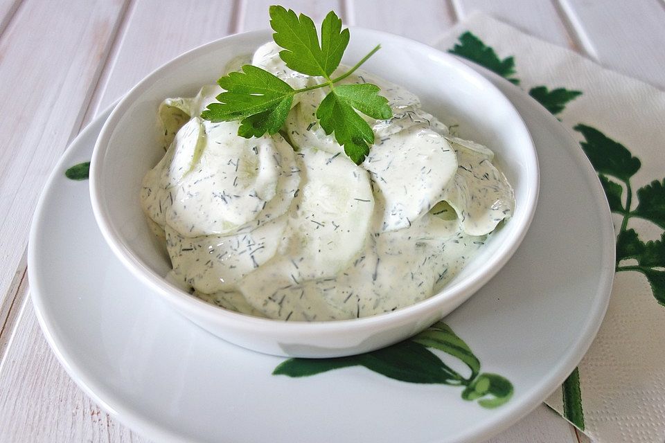 Gurkensalat mit Schmanddressing Gurkensalat mit Schmanddressing