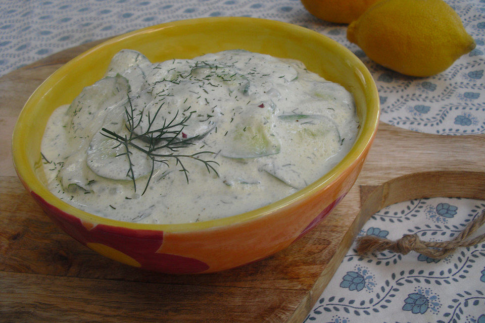 Gurkensalat mit Schmanddressing Gurkensalat mit Schmanddressing