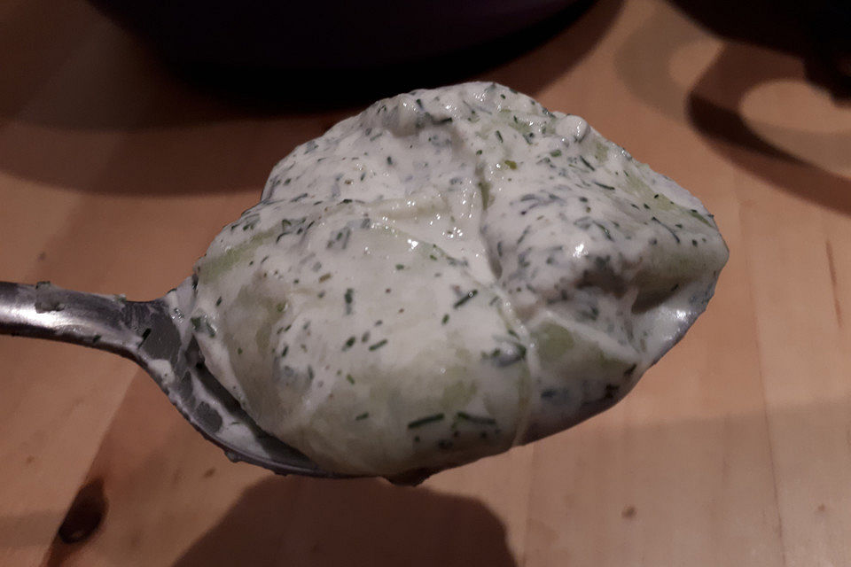Gurkensalat mit Schmanddressing Gurkensalat mit Schmanddressing