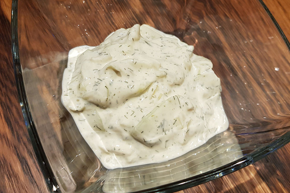 Gurkensalat mit Schmanddressing Gurkensalat mit Schmanddressing