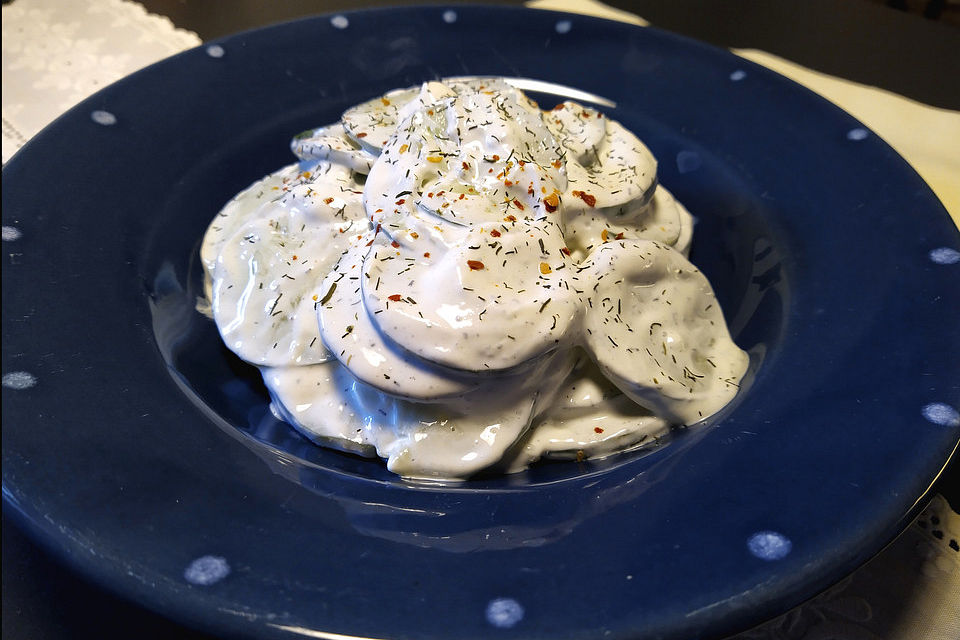 Gurkensalat mit Schmanddressing Gurkensalat mit Schmanddressing