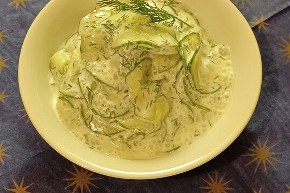 Gurkensalat mit Schmanddressing Gurkensalat mit Schmanddressing