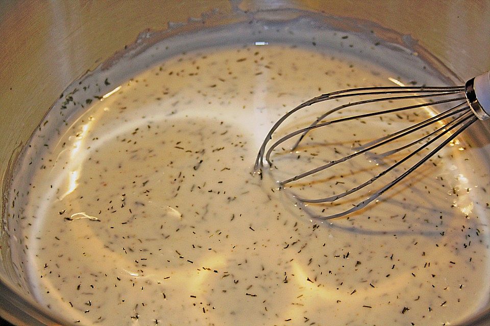 Gurkensalat mit Schmanddressing Gurkensalat mit Schmanddressing