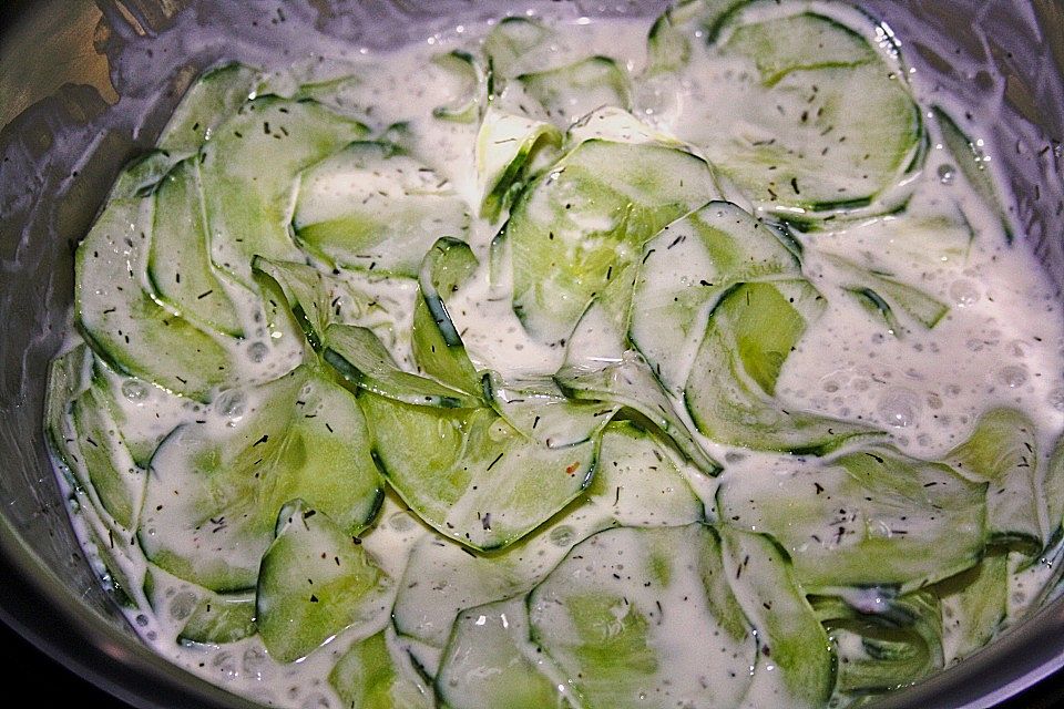 Gurkensalat mit Schmanddressing Gurkensalat mit Schmanddressing