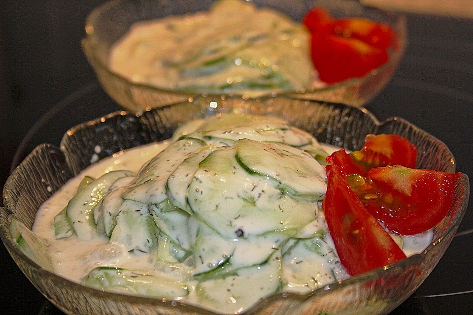 Gurkensalat mit Schmanddressing Gurkensalat mit Schmanddressing
