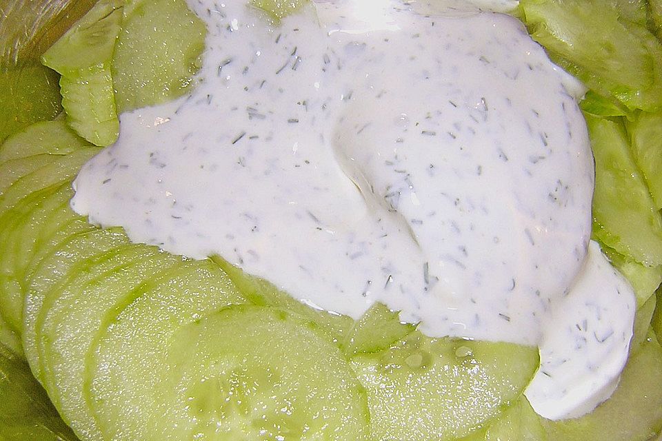 Gurkensalat mit Schmanddressing Gurkensalat mit Schmanddressing