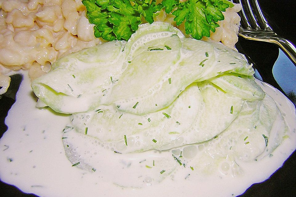 Gurkensalat mit Schmanddressing Gurkensalat mit Schmanddressing