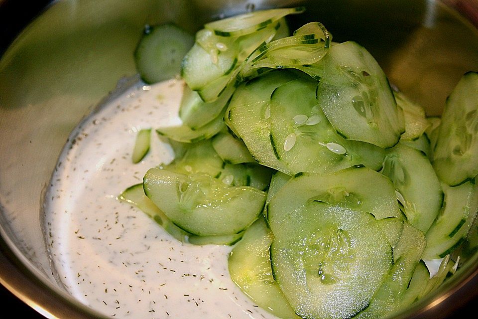 Gurkensalat mit Schmanddressing Gurkensalat mit Schmanddressing
