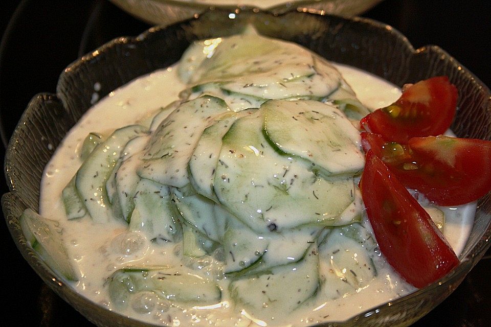 Gurkensalat mit Schmanddressing Gurkensalat mit Schmanddressing