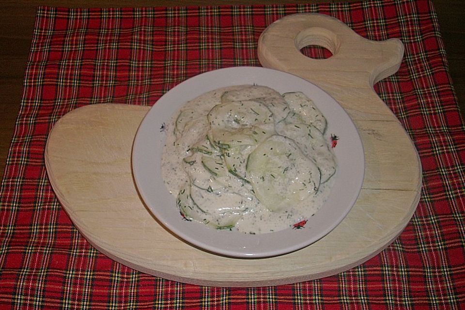 Gurkensalat mit Schmanddressing Gurkensalat mit Schmanddressing