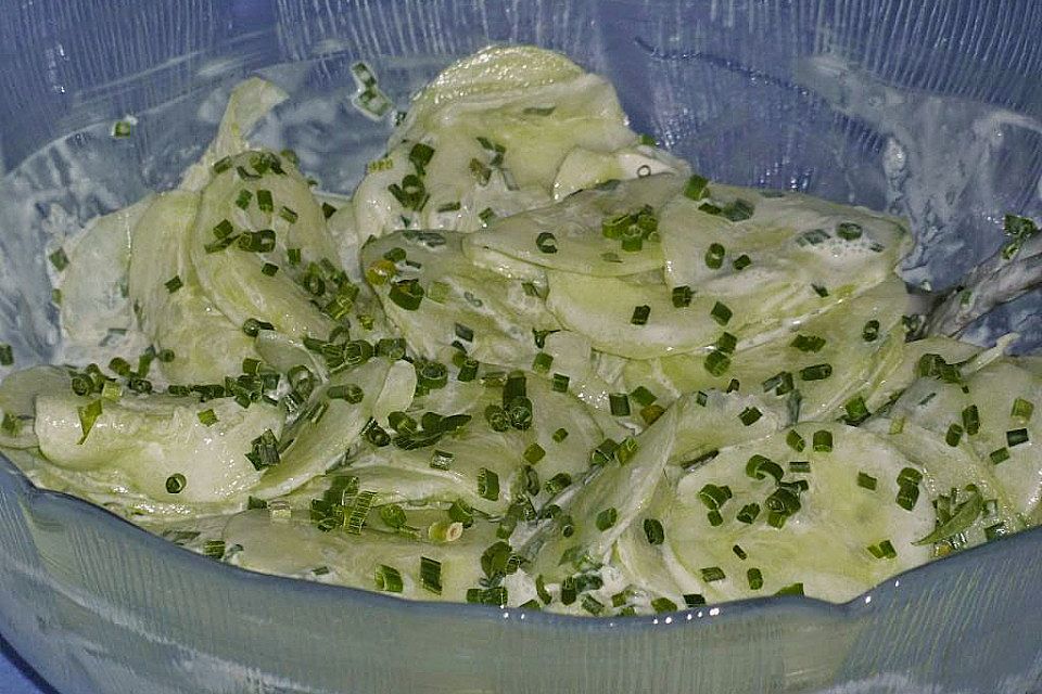 Gurkensalat mit Schmanddressing Gurkensalat mit Schmanddressing