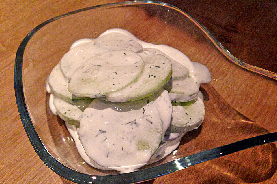 Gurkensalat mit Schmanddressing Gurkensalat mit Schmanddressing