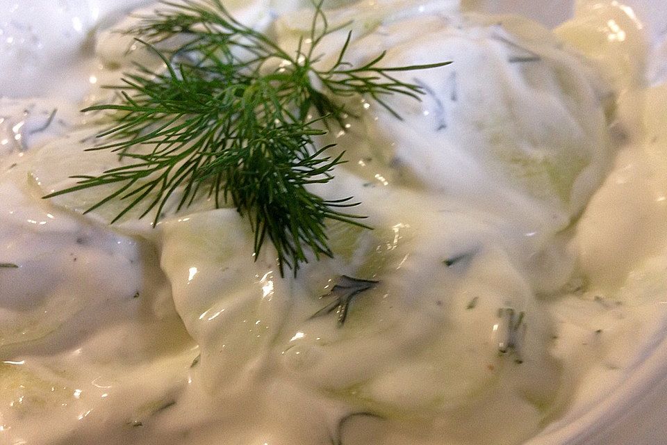 Gurkensalat mit Schmanddressing Gurkensalat mit Schmanddressing