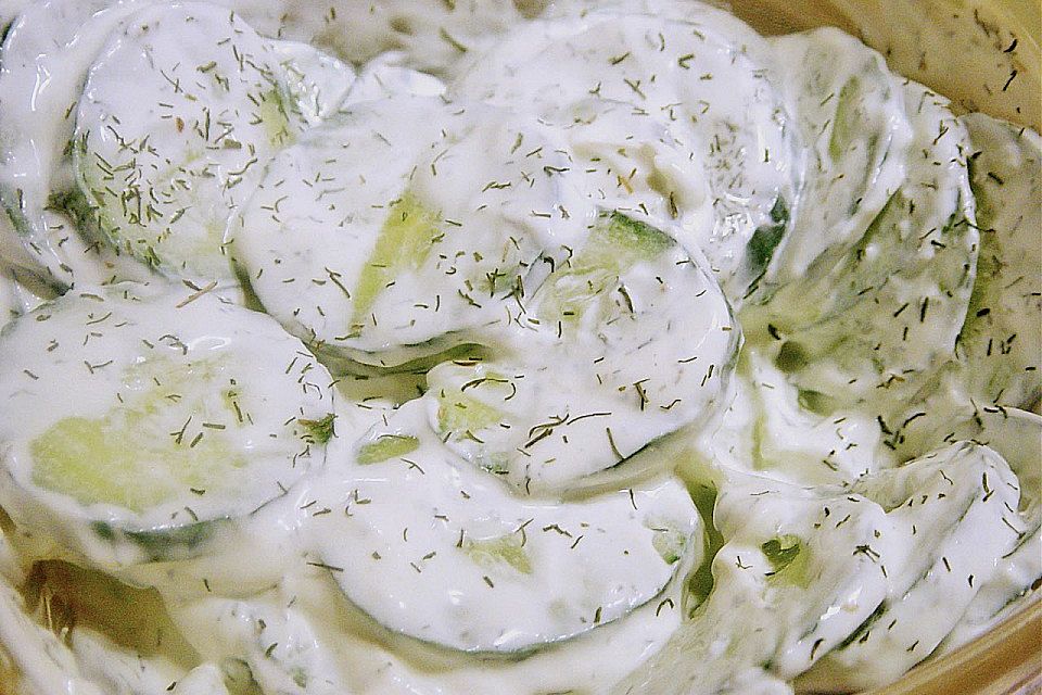 Gurkensalat mit Schmanddressing Gurkensalat mit Schmanddressing