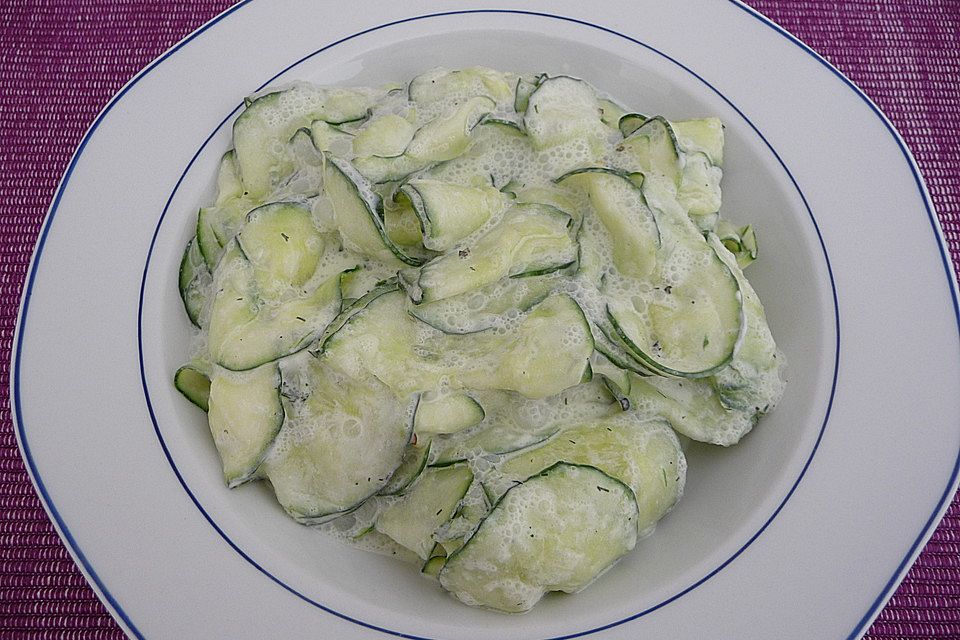 Gurkensalat mit Schmanddressing Gurkensalat mit Schmanddressing