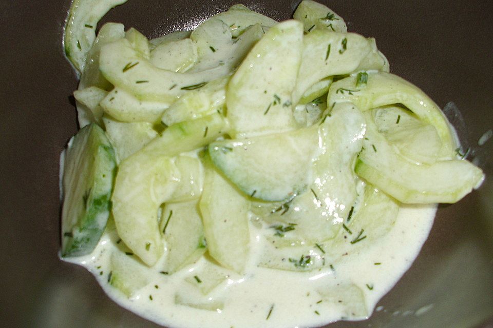 Gurkensalat mit Schmanddressing Gurkensalat mit Schmanddressing