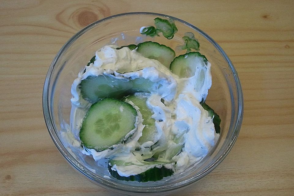 Gurkensalat mit Schmanddressing Gurkensalat mit Schmanddressing