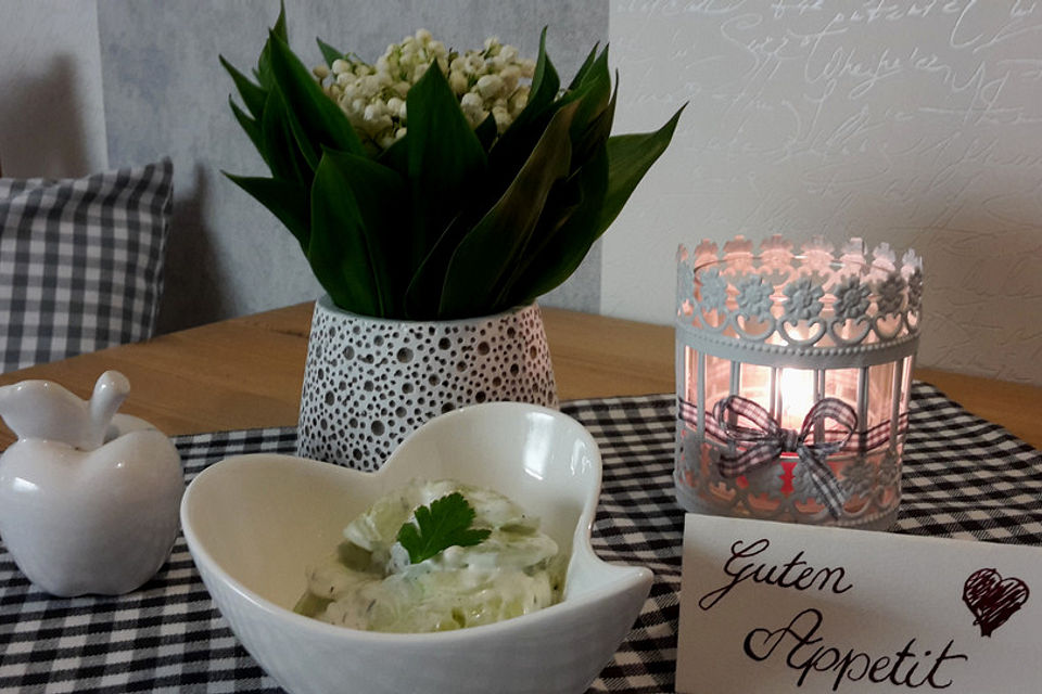 Gurkensalat mit Schmanddressing Gurkensalat mit Schmanddressing