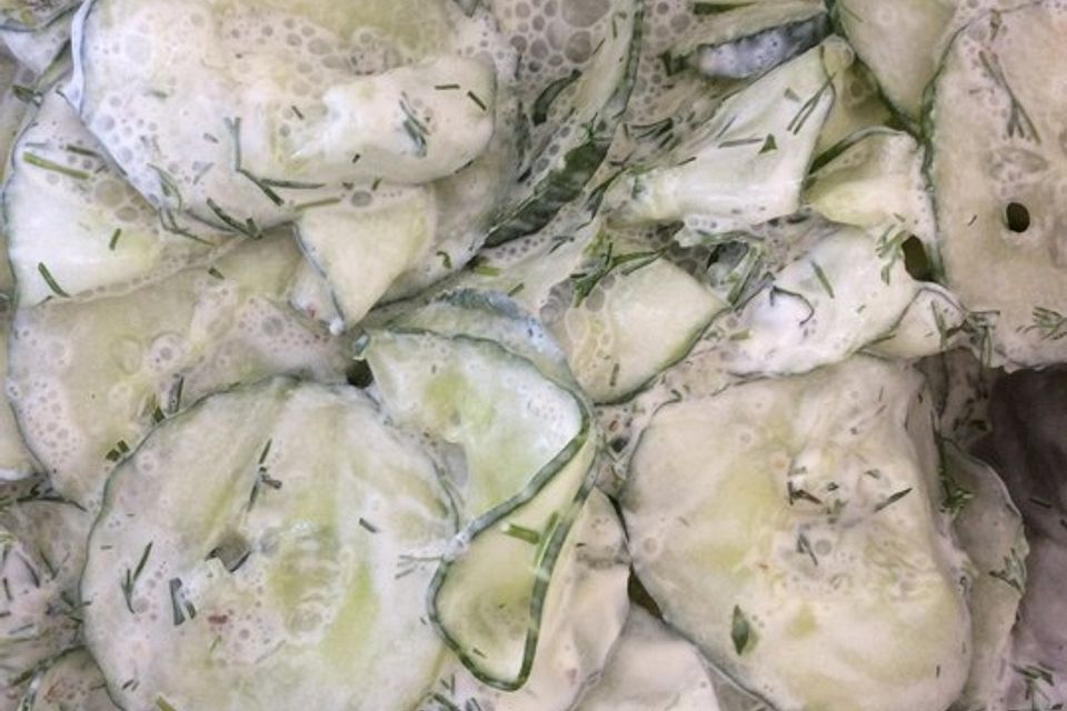 Gurkensalat mit Schmanddressing Gurkensalat mit Schmanddressing