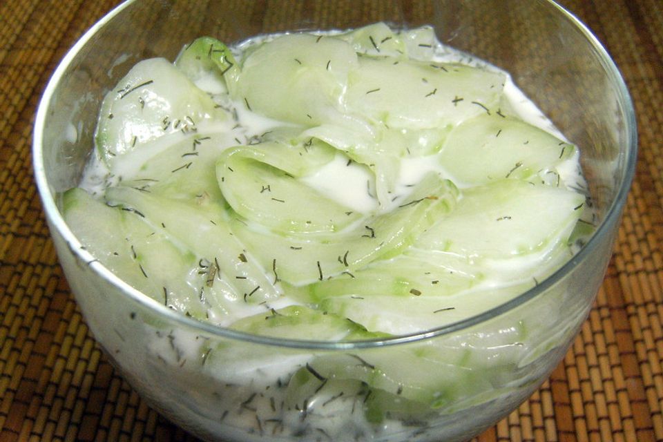 Gurkensalat mit Schmanddressing Gurkensalat mit Schmanddressing