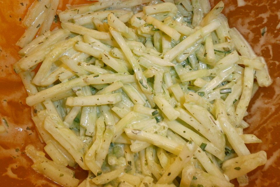 Gurkensalat mit Schmanddressing Gurkensalat mit Schmanddressing