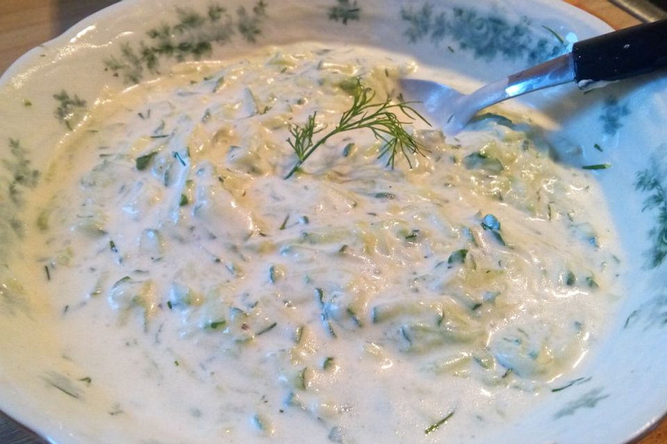 Gurkensalat mit Schmanddressing Gurkensalat mit Schmanddressing