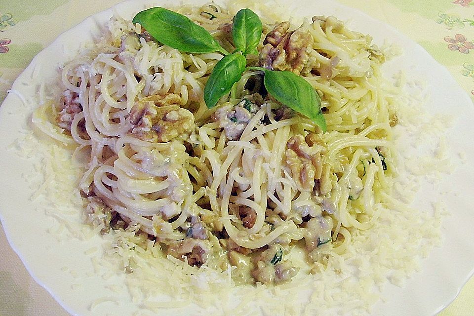 Spaghetti mit Knoblauch - Nuss - Soße