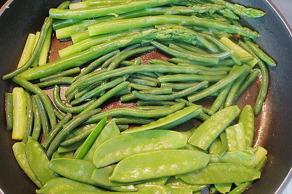 Dorschkoteletts mit Frühlingsgemüse und Schmortomaten