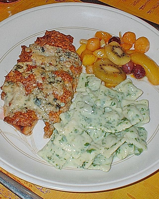 Putenschnitzel mit Bratwursthaube und Gorgonzolaschnee mit karamellisierten Tropenfrüchten und Pastalini
