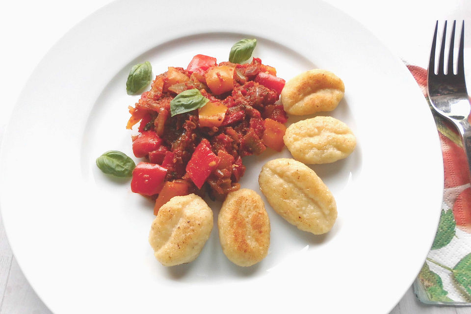 Gnocchi mit Auberginen - Paprika - Tomaten - Sauce