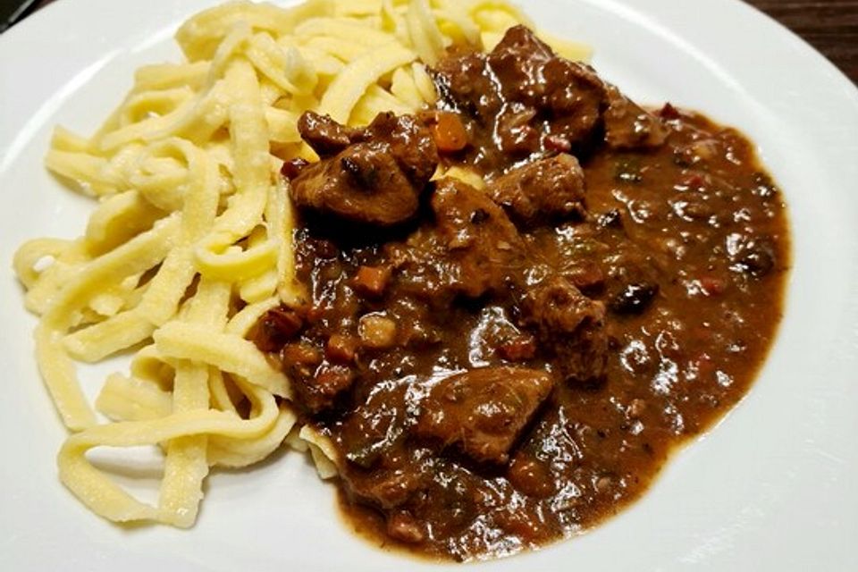 Rehgulasch mit Dörrobst