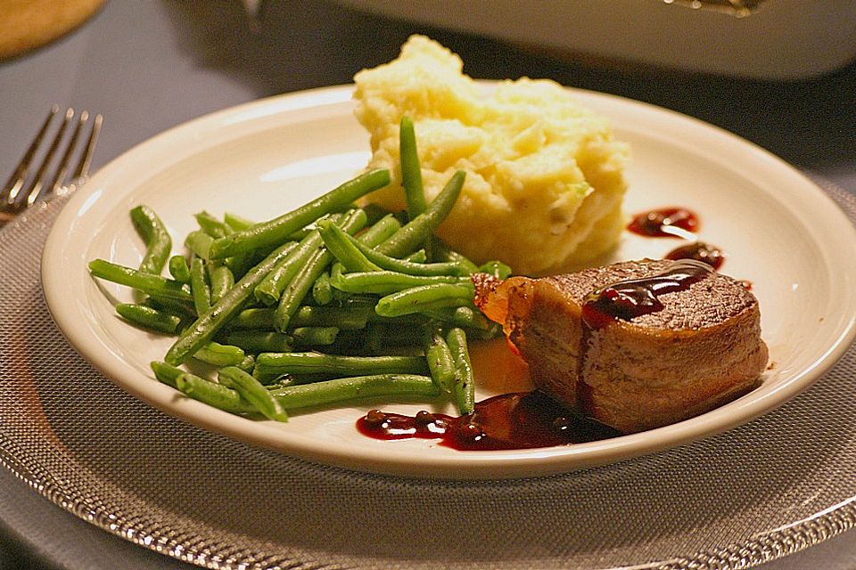 Hirschsteaks mit Johannisbeersoße