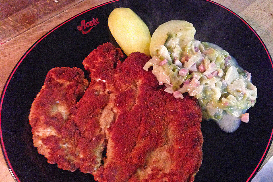 Schnitzel mit Zwiebel-Apfelmischung mit Spitzkohl